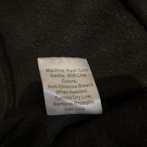 Black sweater with funny saying ~ free hugs just kidding don’t touch me size L - Picture 5 of 6